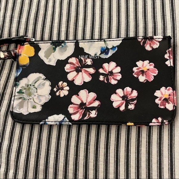Nine West Wristlet‎ - Picture 2 of 5